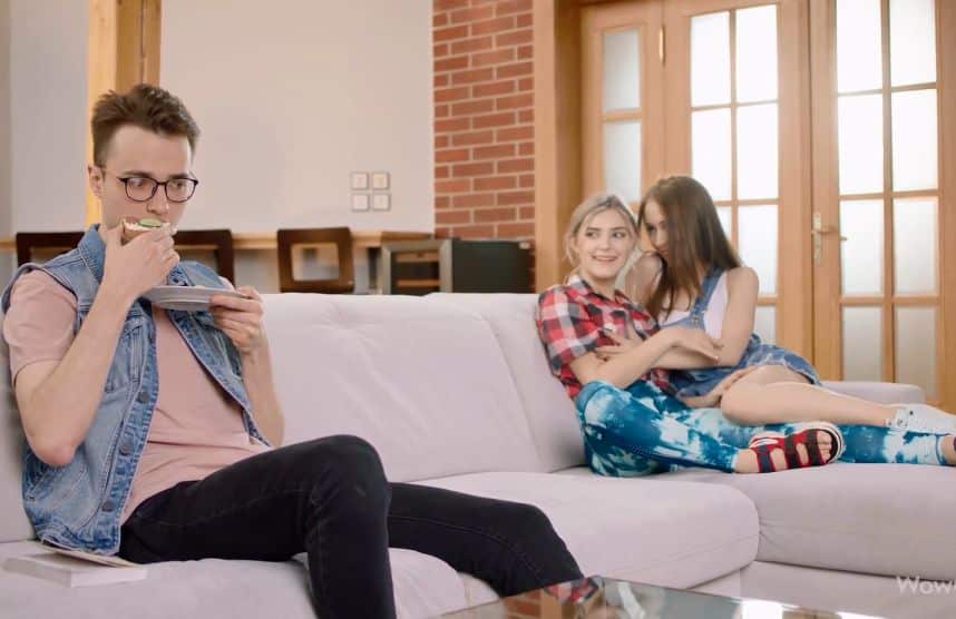 หนังโป๊ฝรั่ง แกล้งน้องชายเห็นน้องหล่อไม่ได้เลยมาเที่ยวบ้านเพื่อนแต่เพื่อนไม่อยู่